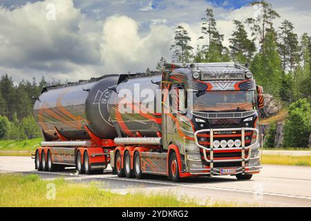 Scania S650 Truck 2019 Kuljetus Auvinen Oy für Massentransporte auf der Autobahn an einem schönen Sommertag. Paimio, Finnland. Juni 2020 Stockfoto