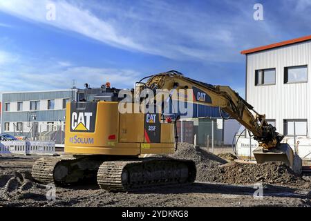 TURKU, FINNLAND, 18. MÄRZ 2017: Mittelgroßer Hydraulikbagger 325F L auf einer Baustelle an einem klaren Tag mit blauem Himmel Stockfoto