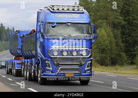 JALASJARVI, FINNLAND, 14. AUGUST 2016: Neuer, blauer Volvo FH16-Showtruck von KMS Palvelu Oy für den Straßenbau nach der Teilnahme an Power Truck Stockfoto