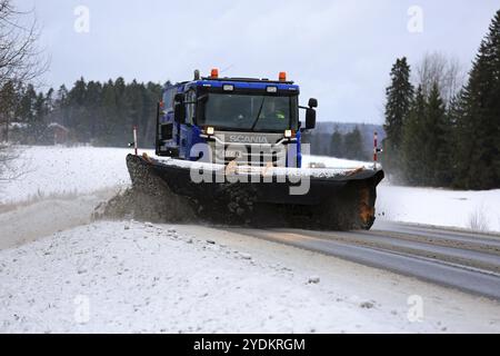 SALO, FINNLAND, 14. JANUAR: Scania Truck mit Schneepflug entfernt Schnee und Schneeregen von der Autobahn in Südfinnland an einem bewölkten Tag im Winter Stockfoto