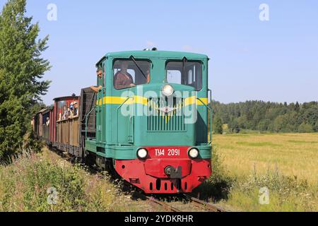 Grüne Diesellokomotive vom Typ TU4 mit der Nummer 2091, hergestellt in der ehemaligen Sowjetunion 1970, auf der Museumsbahn Jokioinen. Palomaki, Finnland. Juli 2019 Stockfoto