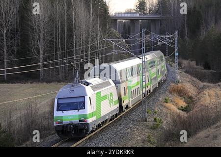 Moderne VR-Gruppe elektrischer 2-stöckiger Personenzug bei Geschwindigkeit im Winter, Rückansicht, erhöhte Sicht von der Brücke. Salo, Finnland. Januar 2010 Stockfoto