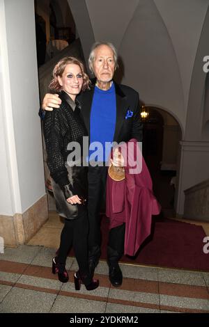 Reiner Schoene mit Ehefrau Anja Schoene bei der VerLEIHUNG GÖTZ GEORGE PREIS 2024 im Haus der Kaiserin-Friedrich-Stiftung in Berlin am 26.10.2024 *** reiner Schoene mit seiner Frau Anja Schoene bei der PREISVERLEIHUNG DES GÖTZ GEORGE PREISES 2024 im Haus der Kaiserin Friedrich Stiftung in Berlin am 26 10 2024 Stockfoto