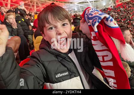 Ein junger englischer Unterstützer jubelt und feiert während des Spiels England gegen Griechenland, Euro Nations League im Wembley Stadium in London. Stockfoto