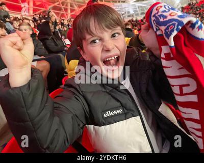 Ein junger englischer Unterstützer jubelt und feiert während des Spiels England gegen Griechenland, Euro Nations League im Wembley Stadium in London. Stockfoto