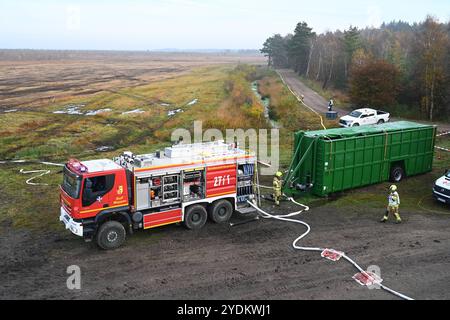 Großübung der Bundeswehr-Feuerwehr. Einsatzfahrzeuge der Bundeswehr stehen für die Wasserversorgung am Rande vom Moorgebiet. Die Bundeswehr-Feuerwehr Meppen hat gemeinsam mit zwölf Anrainerfeuerwehren sowie Kräften des örtlichen Technischen Hilfswerks und des Deutschen Roten Kreuzes eine Großübung auf dem Gelände der Wehrtechnischen Dienststelle für Waffen und Munition WTD 91 in Meppen durchgefüht. Meppen Niedersachsen Deutschland *** Hauptübung der Bundeswehr Feuerwehr Rettungsfahrzeuge der Bundeswehr stehen für die Wasserversorgung am Rande des Moorlandes G Stockfoto