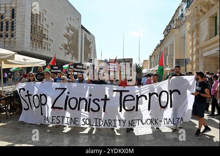 Valletta, Malta - 6. Oktober 2024: Demonstration gegen die Aktionen des israelischen Militärs, Banner mit der Inschrift: Stop zionistischer Terror Stockfoto