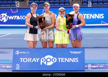 Tokio, Japan. Oktober 2024. (L bis R) Laura SIEGEMUND UND Ena SHIBAHARA (Nächstplatzierte) posieren für die Kameras neben Shuko AOYAMA und Eri HOZUMI, den Gewinnern des Doppelfinalspiels des Toray Pan Pacific Open Tennis Turniers 2024 im Ariake Coliseum. Aoyama und Hozumi haben vom 6. Bis 4. 7-6 gewonnen (Credit Image: © Rodrigo Reyes Marin/ZUMA Press Wire) NUR REDAKTIONELLE VERWENDUNG! Nicht für kommerzielle ZWECKE! Stockfoto