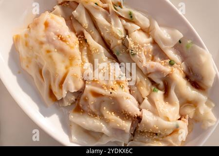 Traditionelle kantonesische Küche von oben mit Cheong Fun oder Reisnudelrollen oder gedämpften Vermicelli-Brötchen, horizontale Komposition Stockfoto