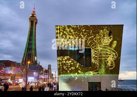 Das Lightpool Festival findet jährlich während der Blackpool Illumination während der Halbzeit Schulferien statt. Pulse-Installation an der Wand der Hochzeitskapelle Stockfoto