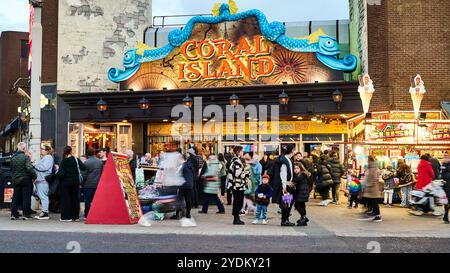 Während des Illuminations and Lightpool Festivals gibt es Menschenmassen vor der Coral Island Amusements Arkade auf der Blackpool Promenade Stockfoto