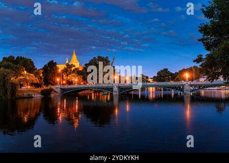 Brücke über den See in Varosliget oder Stadtpark mit Schloss Vajdahunyad, Budapest, Ungarn Stockfoto