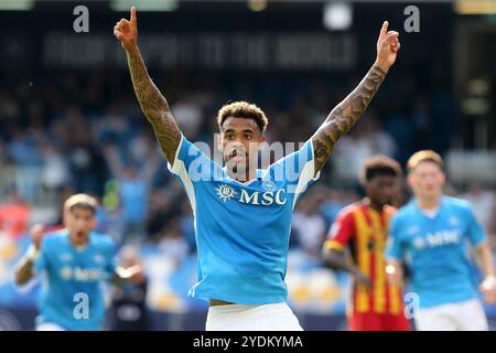 Neapel, Italien. Oktober 2024. Cyril Ngonge vom SSC Napoli gestentiert während des Spiels der Serie A zwischen SSC Napoli und uns Lecce im Stadio Maradona am 26. Oktober 2024 in Neapel. Quelle: Marco Canoniero/Alamy Live News Stockfoto