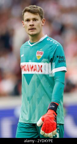 Stuttgart, Deutschland. Oktober 2024. Deutschland, Stuttgart, 1. Bundesliga, Fußball, VfB Stuttgart - Holstein Kiel, MHP Arena, 26. Oktober 2024, Ligaspiel, 8. Spieltag, Männer, Saison 2024/25, Torhüter Alexander Nuebel (VFB Stuttgart, 33), DFL-VORSCHRIFTEN VERBIETEN JEDE VERWENDUNG VON FOTOGRAFIEN ALS BILDSEQUENZEN UND/ODER QUASI-VIDEO. Quelle: HMB Media/Alamy Live News Stockfoto