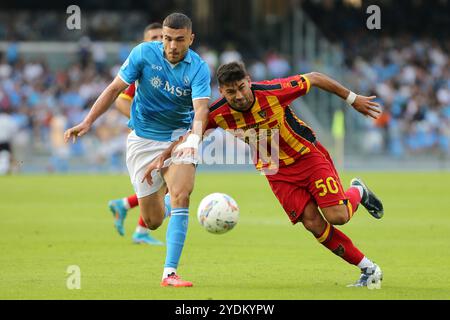 Neapel, Italien. Oktober 2024. Alessandro Buongiorno von SSC Neapel und Santiago Pierotti von uns Lecce kämpfen um den Ball während des Serie A Spiels zwischen SSC Neapel und uns Lecce im Stadio Maradona am 26. Oktober 2024 in Neapel. Quelle: Marco Canoniero/Alamy Live News Stockfoto