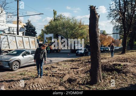 Dnipro, Oblast Dnipropetrovsk, Ukraine. Oktober 2024. Ort des Raketenabschlags nach dem russischen Raketenangriff 25.10.2024 in Dnipro, Ukraine. Nach Angaben der regionalen Militärverwaltung wurden bei dem Raketenangriff fünf Menschen getötet, darunter ein Kind. Mehr als 20 Menschen wurden verletzt. (Kreditbild: © den Polyakov/ZUMA Press Wire) NUR REDAKTIONELLE VERWENDUNG! Nicht für kommerzielle ZWECKE! Stockfoto