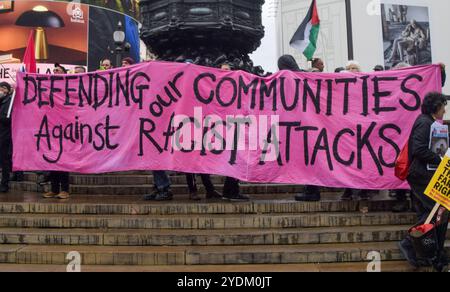 London, Großbritannien. Oktober 2024. Antifa-Aktivisten nehmen am marsch im Piccadilly Circus gegen Rassismus, Faschismus und Rechtsextremen Teil, während rechtsextreme Demonstranten ihren eigenen marsch veranstalteten und sich zur Unterstützung des kürzlich verhafteten rechtsextremen Persönlichkeiten Tommy Robinson zusammentrafen. Quelle: Vuk Valcic/Alamy Live News Stockfoto