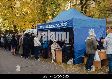 Dnipro, Oblast Dnipropetrovsk, Ukraine. Oktober 2024. Die ukrainische Polizei unterstützt die Opfer des russischen Raketenangriffs 25.10.2024 in Dnipro, Ukraine. Wie die regionale Militärverwaltung berichtet, wurden bei dem Raketenangriff 5 Menschen getötet, darunter ein Kind. Mehr als 20 Menschen wurden verletzt. (Kreditbild: © den Polyakov/ZUMA Press Wire) NUR REDAKTIONELLE VERWENDUNG! Nicht für kommerzielle ZWECKE! Stockfoto