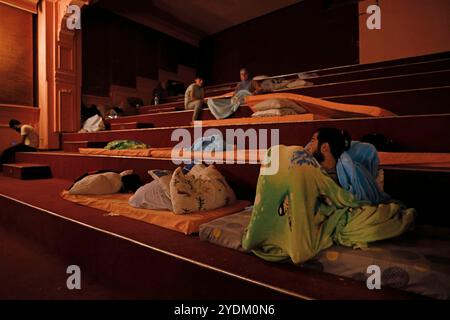 Beirut, Libanon. Oktober 2024. Flüchtlinge im Elysee Theater in Hamra, Beirut, Libanon am 27. Oktober 2024. Foto: Marc Fayad/ABACAPRESS. COM Credit: Abaca Press/Alamy Live News Stockfoto