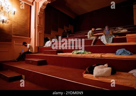 Beirut, Libanon. Oktober 2024. Flüchtlinge im Elysee Theater in Hamra, Beirut, Libanon am 27. Oktober 2024. Foto: Marc Fayad/ABACAPRESS. COM Credit: Abaca Press/Alamy Live News Stockfoto