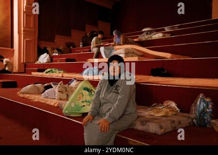 Beirut, Libanon. Oktober 2024. Flüchtlinge im Elysee Theater in Hamra, Beirut, Libanon am 27. Oktober 2024. Foto: Marc Fayad/ABACAPRESS. COM Credit: Abaca Press/Alamy Live News Stockfoto