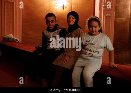 Beirut, Libanon. Oktober 2024. Flüchtlinge im Elysee Theater in Hamra, Beirut, Libanon am 27. Oktober 2024. Foto: Marc Fayad/ABACAPRESS. COM Credit: Abaca Press/Alamy Live News Stockfoto