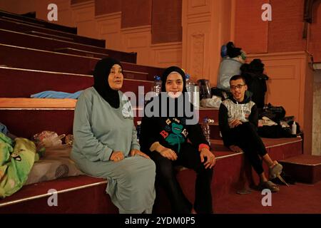 Beirut, Libanon. Oktober 2024. Flüchtlinge im Elysee Theater in Hamra, Beirut, Libanon am 27. Oktober 2024. Foto: Marc Fayad/ABACAPRESS. COM Credit: Abaca Press/Alamy Live News Stockfoto