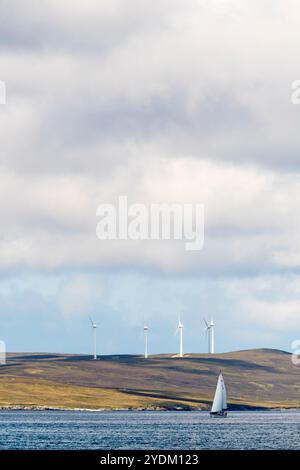 Windturbinen der Garth Wind Farm auf Snevlabreck, nördlich von Gutcher auf Yell, Shetland Islands. Von der Insel Fetlar aus gesehen. Stockfoto