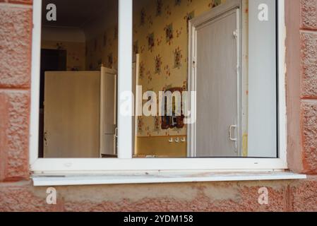 Dnipro, Oblast Dnipropetrovsk, Ukraine. Oktober 2024. Kaputte Fenster und Fassade des Kindergartens nach russischem Raketenangriff 25.10.2024, in Dnipro, Ukraine. Wie die regionale Militärverwaltung berichtet, wurden bei dem Raketenangriff 5 Menschen getötet, darunter ein Kind. Mehr als 20 Menschen wurden verletzt. (Kreditbild: © den Polyakov/ZUMA Press Wire) NUR REDAKTIONELLE VERWENDUNG! Nicht für kommerzielle ZWECKE! Stockfoto