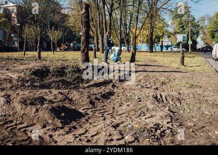 Dnipro, Oblast Dnipropetrovsk, Ukraine. Oktober 2024. Ort des Raketenabschlags nach dem russischen Raketenangriff 25.10.2024 in Dnipro, Ukraine. Nach Angaben der regionalen Militärverwaltung wurden bei dem Raketenangriff fünf Menschen getötet, darunter ein Kind. Mehr als 20 Menschen wurden verletzt. (Kreditbild: © den Polyakov/ZUMA Press Wire) NUR REDAKTIONELLE VERWENDUNG! Nicht für kommerzielle ZWECKE! Stockfoto