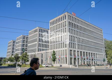 Deutsche Bahn DB Services, Bürogebäude, Elisabeth-Schwarzhaupt-Platz, Invalidenstraße, Mitte, Berlin, Deutschland *** Deutsche Bahn DB Services, Bürogebäude, Elisabeth Schwarzhaupt Platz, Invalidenstraße, Mitte, Berlin, Deutschland Stockfoto