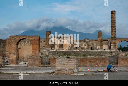 Blick vom Bürgerforum (Foro Civile) zum Kapitolium, mit dem Vesuv im Hintergrund. Archäologischer Park Pompeji, Italien Stockfoto