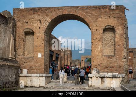 Blick vom Bürgerforum (Foro Civile) zum Kapitolium, mit dem Vesuv im Hintergrund. Archäologischer Park Pompeji, Italien Stockfoto