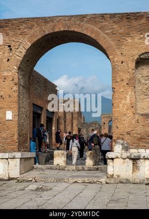 Blick vom Bürgerforum (Foro Civile) zum Kapitolium, mit dem Vesuv im Hintergrund. Archäologischer Park Pompeji, Italien Stockfoto