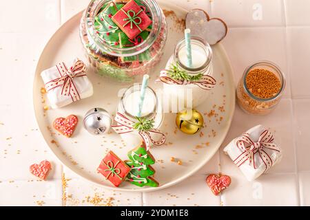 Süße Lebkuchenkekse mit Milch als gemütlicher Weihnachtshintergrund. Weihnachtskonzept. Stockfoto