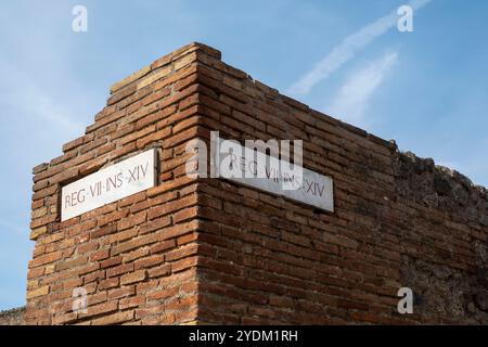 Straßenschilder in den Ruinen der römischen Stadt Pompeji, Italien Stockfoto