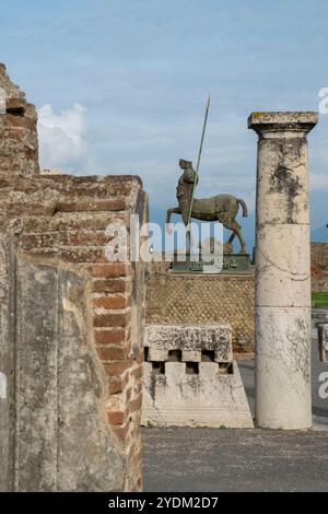 Blick von der Basilika von Pompeji von Centaur, Skulptur des polnischen Bildhauers Igor Mitoraj auf die archäologische Stätte Pompeji, Pompeji, Camapnia, Italien Stockfoto