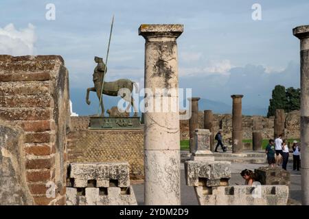 Blick von der Basilika von Pompeji von Centaur, Skulptur des polnischen Bildhauers Igor Mitoraj auf die archäologische Stätte Pompeji, Pompeji, Camapnia, Italien Stockfoto