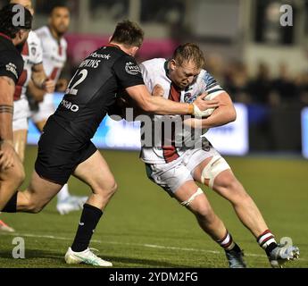 Nick Tompkins von Saracens bekämpft Tommy Reffell von Leicester Tigers während des Gallagher Premiership Rugby Matches zwischen Saracens und Leicester Tigers im StoneX Stadium am 26. Oktober 2024 in Barnet, England. Foto von Gary Mitchel Stockfoto