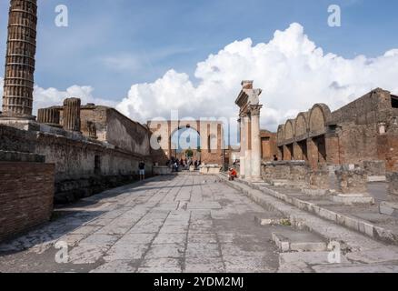 Blick vom Bürgerforum (Foro Civile) zum Kapitolium, mit dem Vesuv im Hintergrund. Archäologischer Park Pompeji, Italien Stockfoto