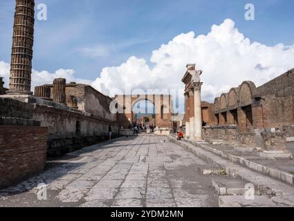 Blick vom Bürgerforum (Foro Civile) zum Kapitolium, mit dem Vesuv im Hintergrund. Archäologischer Park Pompeji, Italien Stockfoto