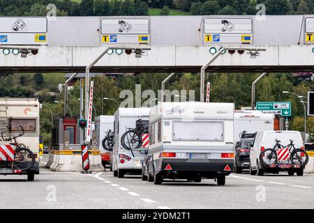 Sterzing, Italien. September 2024. Pkw, Wohnmobile und Fahrzeuge mit Anhänger fahren auf der Brennerautobahn A22 zwischen Italien und Österreich bei Sterzing (Autonome Provinz Bozen – Südtirol, Italien) in Richtung Innsbruck auf zahlreichen Fahrspuren in eine italienische Mautstelle. Quelle: Matthias Balk/dpa/Alamy Live News Stockfoto