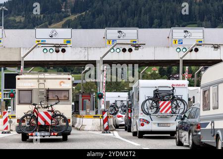 Sterzing, Italien. September 2024. Pkw, Wohnmobile und Fahrzeuge mit Anhänger fahren auf der Brennerautobahn A22 zwischen Italien und Österreich bei Sterzing (Autonome Provinz Bozen – Südtirol, Italien) in Richtung Innsbruck auf zahlreichen Fahrspuren in eine italienische Mautstelle. Quelle: Matthias Balk/dpa/Alamy Live News Stockfoto