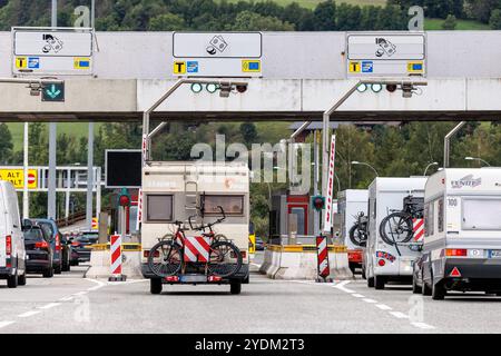 Sterzing, Italien. September 2024. Pkw, Wohnmobile und Fahrzeuge mit Anhänger fahren auf der Brennerautobahn A22 zwischen Italien und Österreich bei Sterzing (Autonome Provinz Bozen – Südtirol, Italien) in Richtung Innsbruck auf zahlreichen Fahrspuren in eine italienische Mautstelle. Quelle: Matthias Balk/dpa/Alamy Live News Stockfoto