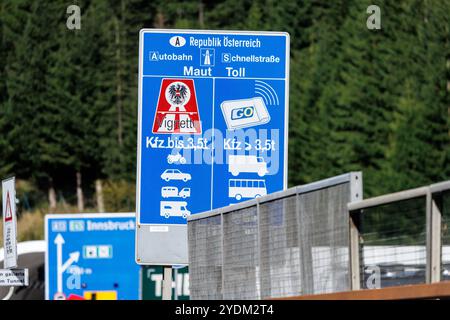 Gries Am Brenner, Österreich. September 2024. Ein Schild vor einer Mautstelle der ASFINAG (Autobahnen- und Schnellstraßen-Finanzierungs-Aktiengesellschaft) an der Brennerautobahn zwischen Italien und Österreich bei Gries am Brenner (Tirol, Österreich) auf der Autobahn A13 in Richtung Innsbruck weist auf den Verkauf der GO-Box und die Vignettenpflicht auf österreichischen Autobahnen hin. Quelle: Matthias Balk/dpa/Alamy Live News Stockfoto