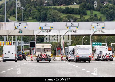 Sterzing, Italien. September 2024. Pkw, Wohnmobile und Fahrzeuge mit Anhänger fahren auf der Brennerautobahn A22 zwischen Italien und Österreich bei Sterzing (Autonome Provinz Bozen – Südtirol, Italien) in Richtung Innsbruck auf zahlreichen Fahrspuren in eine italienische Mautstelle. Quelle: Matthias Balk/dpa/Alamy Live News Stockfoto