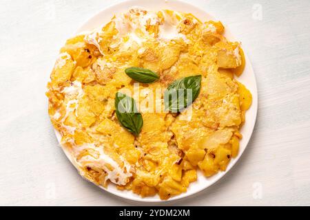 Spanisches Omelett oder Tortilla de patatas, mit Kartoffeln und Zwiebeln, typisch spanische Küche. Hochwertige Fotos Stockfoto