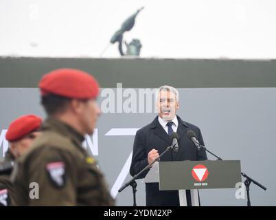 Wien, Österreich. Oktober 2024. Der österreichische Bundeskanzler Karl Nehammer (R) hält eine Rede während der Feierlichkeiten zum Nationalfeiertag am 26. Oktober 2024 in Wien. Quelle: He Canling/Xinhua/Alamy Live News Stockfoto