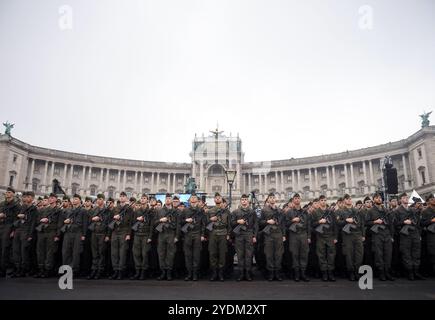 Wien, Österreich. Oktober 2024. Österreichische Rekruten stehen während der Nationalfeierlichkeiten am 26. Oktober 2024 in Wien in Bildung. Quelle: He Canling/Xinhua/Alamy Live News Stockfoto