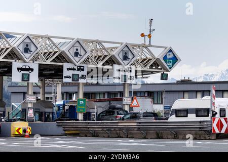 19. September 2024, Österreich, Schönberg im Stubaital: Autos fahren kurz nach dem Brennerpass auf verschiedenen Fahrspuren in eine Mautstelle der ASFINAG (Autobahnen- und Schnellstraßen-Finanzierungs-Aktiengesellschaft) bei Schönberg im Stubaital (Tirol) auf der Autobahn A13 in Richtung Innsbruck. Foto: Matthias Balk/dpa Stockfoto